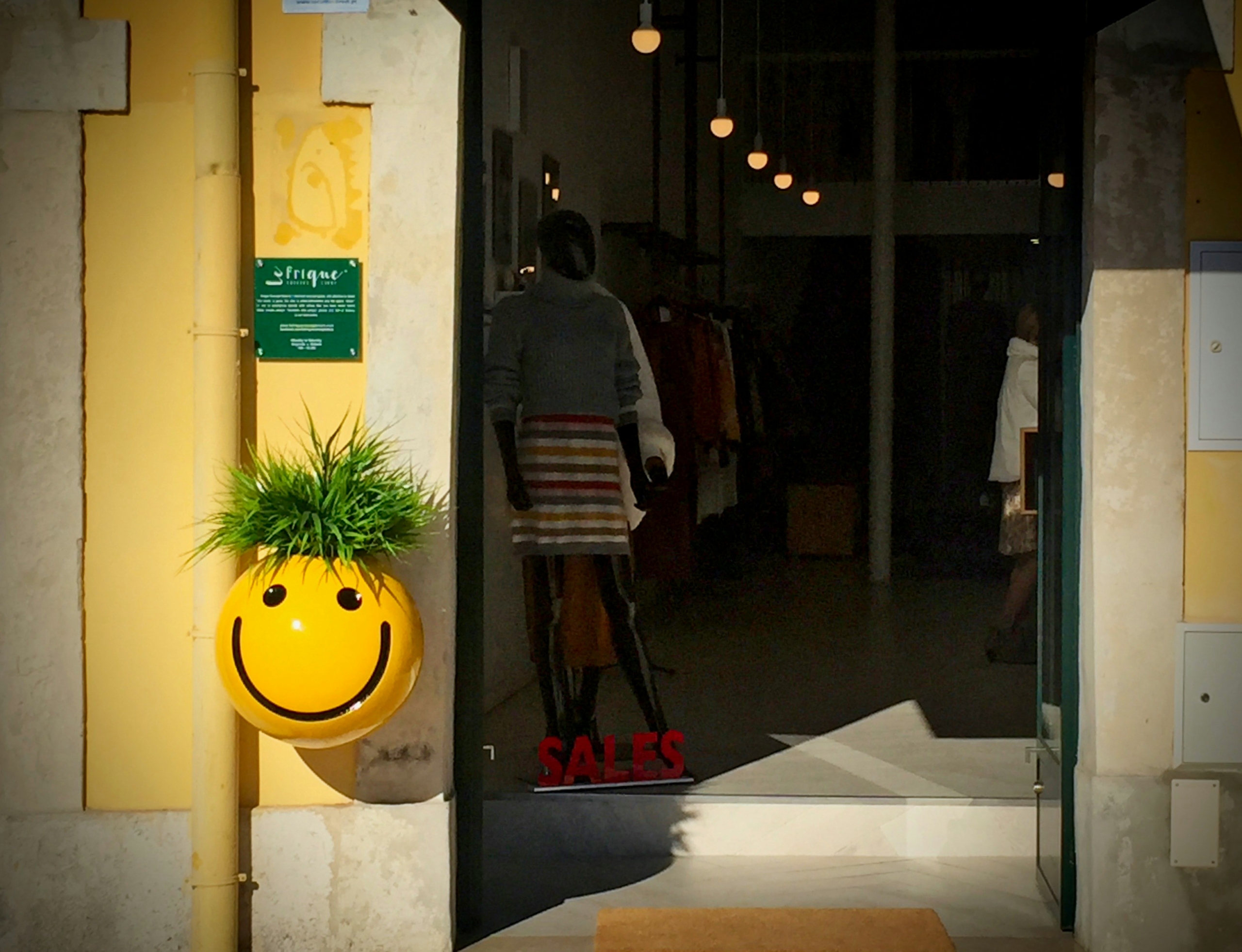 Devanture de magasin vêtements jaune smiley