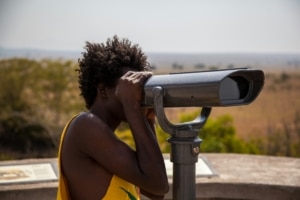 Personne utilisant un télescope dans la nature