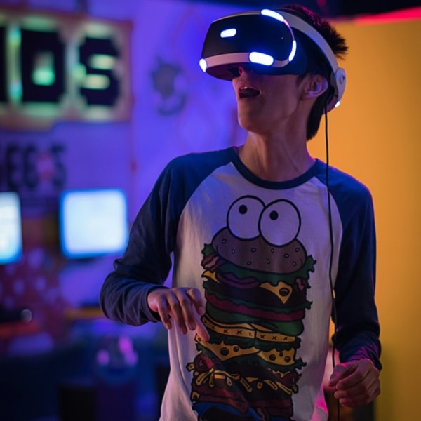 Garçon avec casque réalité virtuel