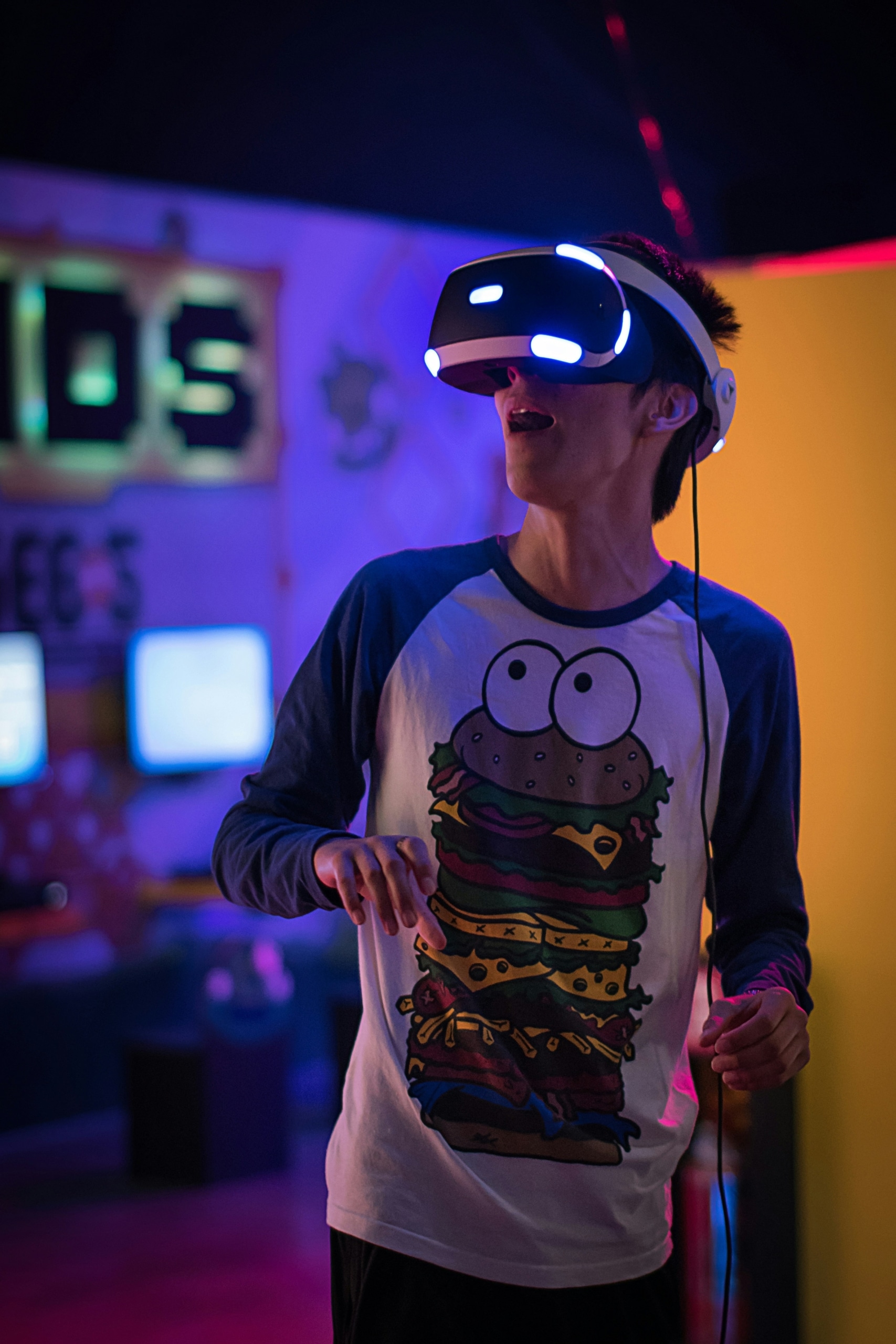 Garçon avec casque réalité virtuel