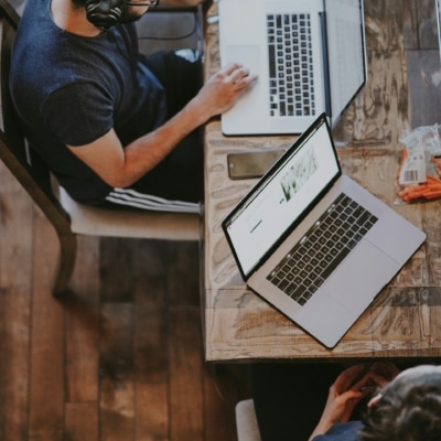 Homme avec un casque sur les oreilles travaillant à un poste de travail