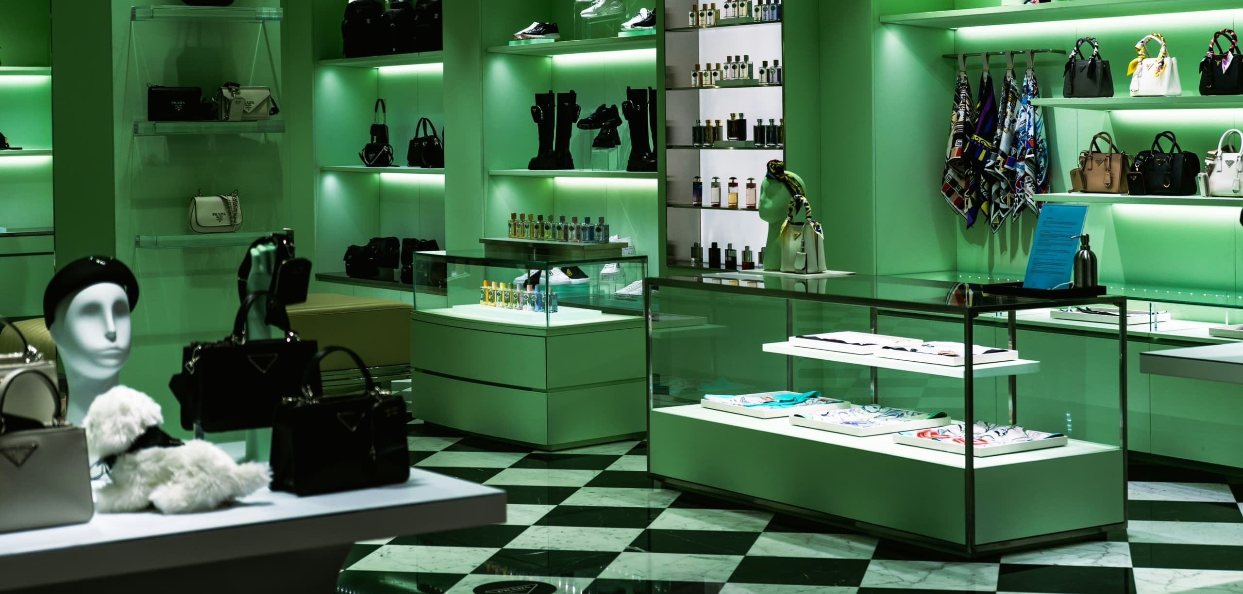 Intérieur magasin luxe vert