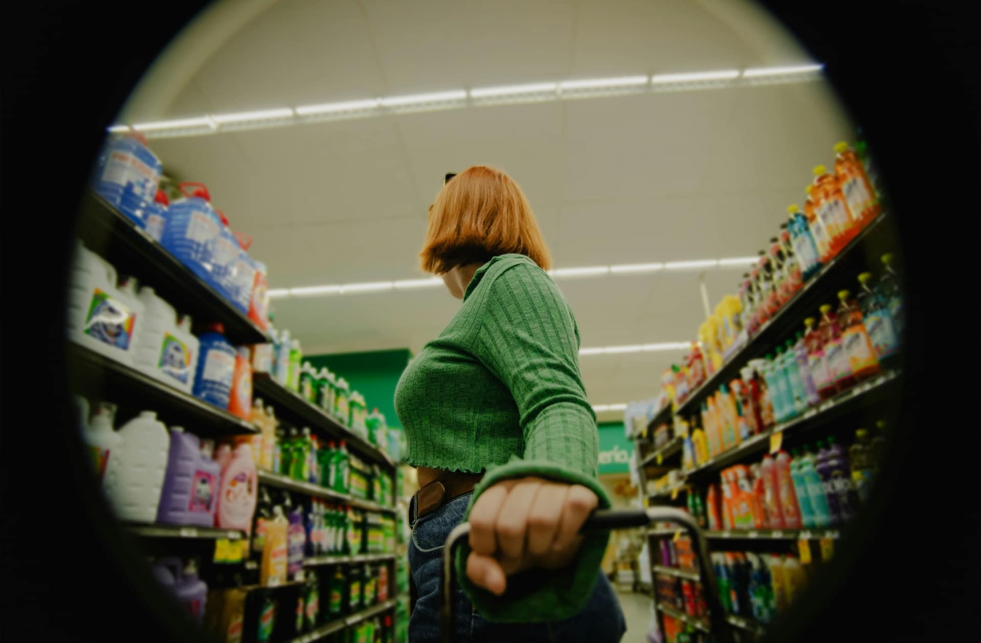 Femme de dos dans un rayon de supermarché avec image effet fisheyes